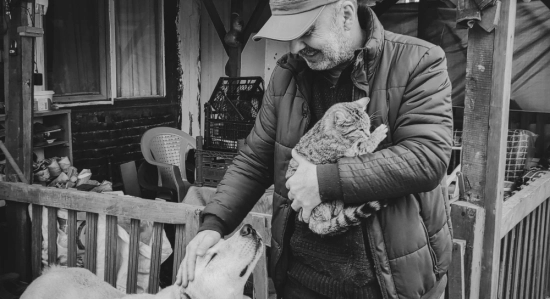 Un homme avec un chien et un chat